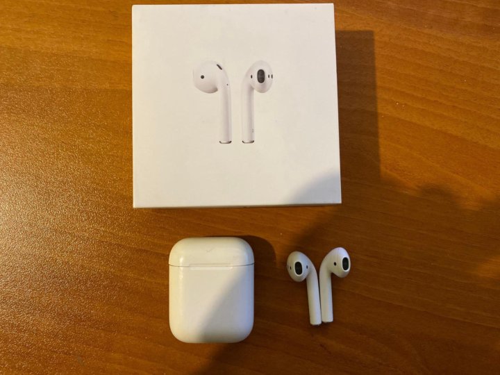 Оригинальные аир подс. Эйр подс 2 оригинал. Оригинальные наушники AIRPODS 2. AIRPODS 2 не оригинал. Поддельные беспроводные наушники AIRPODS 2.