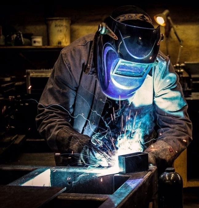 Электросварщик ручной сварки. Работа сварщиком в курске. Курсы сварщика. Газовый сварщик. Сварка.