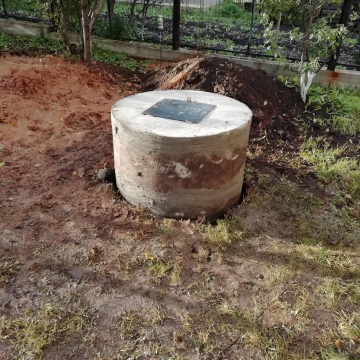 Труба 1000 в колодце. Опалубка для жби колец. Рытье колодцев. Копка колодцев смоленская область сафоново. Копка колодцев в уфе.