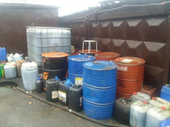 Отработанное моторное масло. Сбор отработанных масел. Масло в бочках 200 л. Место хранение масла отработка зима. Старые шины.