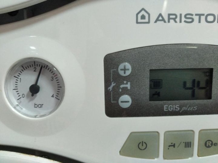 Котел 2 контурный. Котел Аристон Egis Plus 24 FF. Ariston Egis Plus 24ff. Давление в котле Аристон норма. Котел Аристон Egis Plus 24 какое давление.