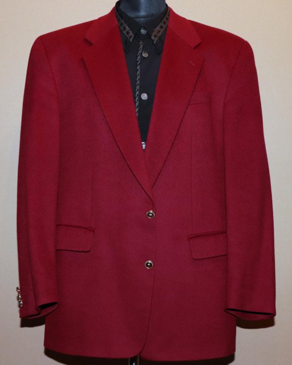 Пиджаки 90 х мужские. Малиновый пиджак Versace 1992. Малиновый пиджак Версаче. Пьер Карден пиджак малиновый. Малиновый пиджак 90-х бандит.