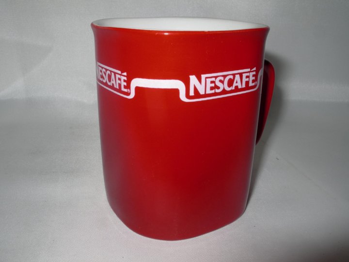 Авито кружки. Кружка Nescafe. Кружка Nescafe красная. Чашка Нескафе пластиковая. Чайник Nescafe.