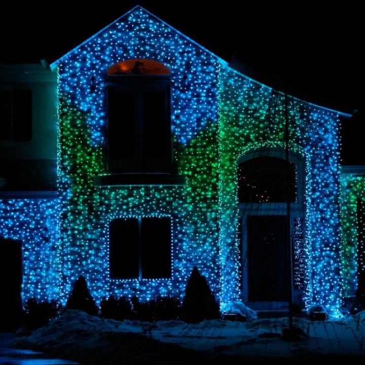 Фото синих гирлянд на домах в деревне