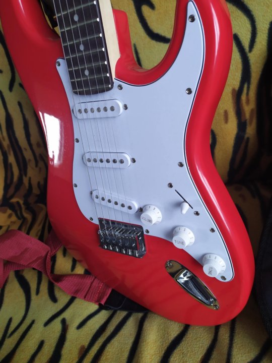 Squier mm stratocaster. Электрогитара Fender Stratocaster Red. Электрогитара Fender Squier mm Stratocaster hard Tail. Стратокастер Fender Squier mm. Электрогитара Fender Hardtail Red.