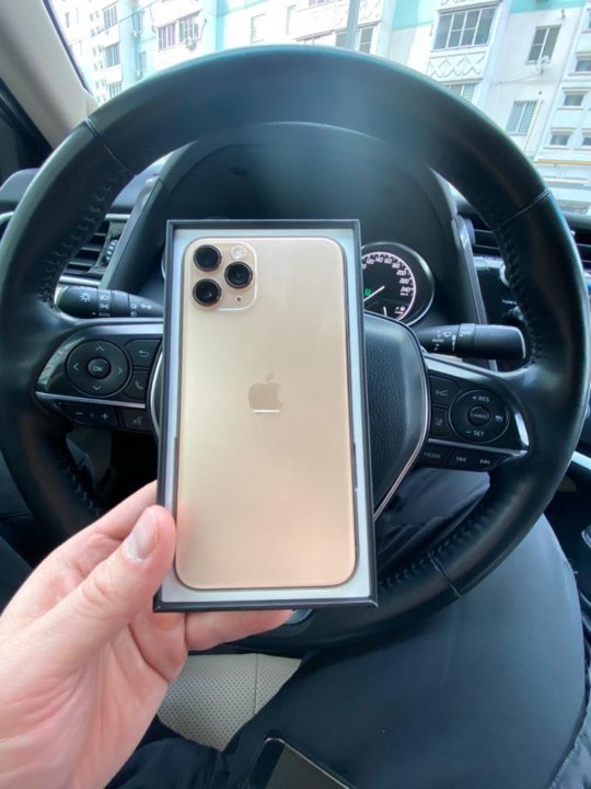 Айфон в руке в машине. Iphone 12 pro max коробка. Айфон в руке в машине. Айфон 13 в машине. Айфон 13 в машине.