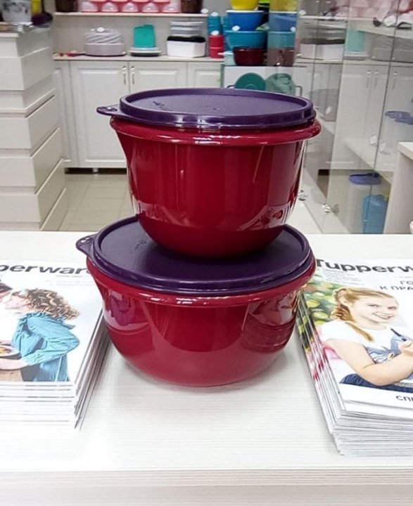 Пельменное тесто в замесочном блюде tupperware