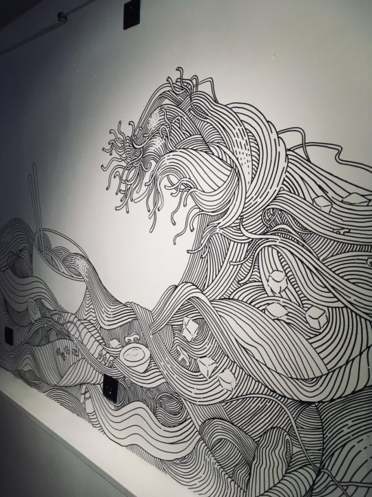 Роспись стен абстракция. Рисунок полосками на стене. Роспись стен линии. Рисунки линиями на стене. Дизайнерские линии на стене.