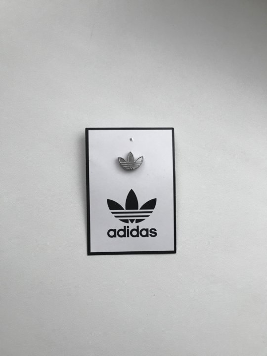 Adidas значок