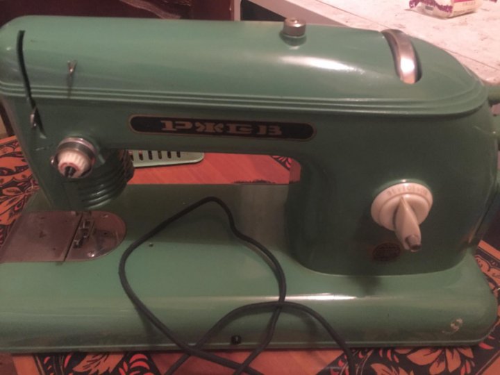 Швейная машинка Ржев электрическая. Швейная машинка Ржев 1961 года. Швейная машинка Ржев 1962. Швейная машина Ржев обзор. Швейная машинка ржев