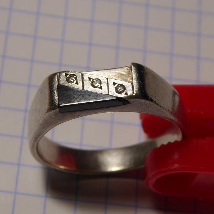 Можно ли продавать кольца. Опечатка серебряного кольца. Разломилось серебряное кольцо. Облезло серебряное кольцо. Кольцо серебряное с арабскими цифрами.