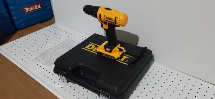 Деволт 24 вольта. Шуруповёрт DEWALT 24v. Шуруповёрт ДЕВОЛТ 24 вольта. Шуруповёрт Девалт 24v XR. DEWALT 24v с большим набором.