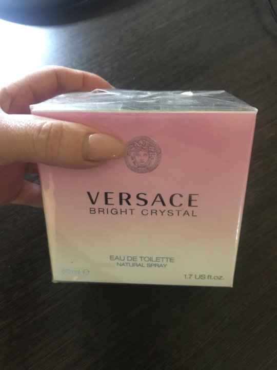 Версаче брайт кристалл оригинал. Туалетная вода Версаче Брайт Кристалл упаковка. Versace Bright Crystal коробка оригинал. Коробка от духов Версаче.