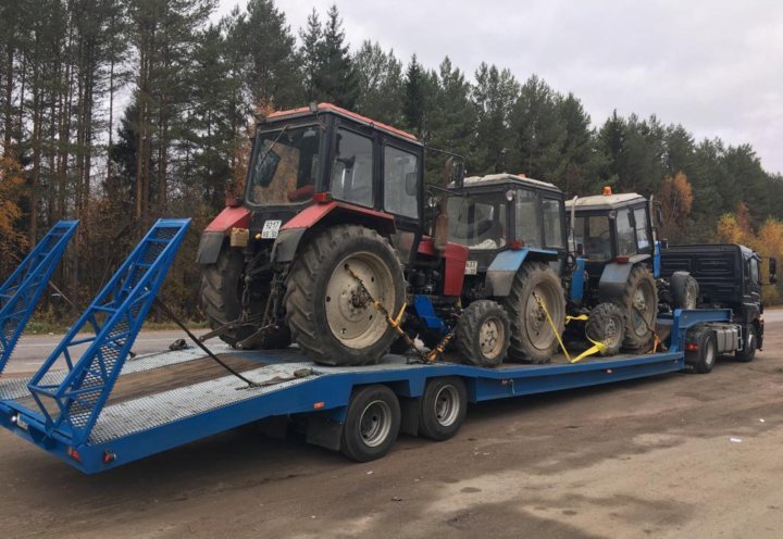 Перевезти трактор. Транспортный трактор. Трал для трактора мтз 82. Перевозка мтз 82 на трале. Мтз 82 на эвакуаторе.