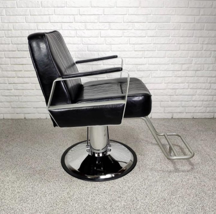 Парикмахерское кресло бу. Парикмахерское кресло "Марко". Зеленое парикмахерское кресло в интерьере. Кресло парикмахерское красно чёрное.