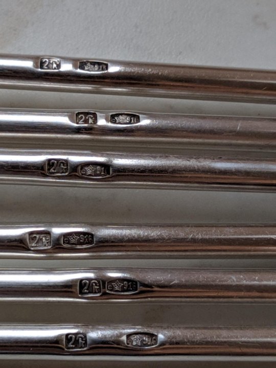 Серебро 916 проба 2j. Клейма серебра ссср 916 проба. Серебро 916 проба 2j. Таллинский завод столовых приборов клеймо. 916 проба серебра.