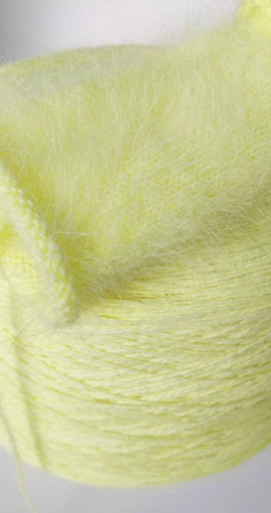 шапка из ангора раббит. пух норки ангора. пух норки mink angora. шапка из пряжи ангора раббит. пряжа пух норки бледный лимон 061.