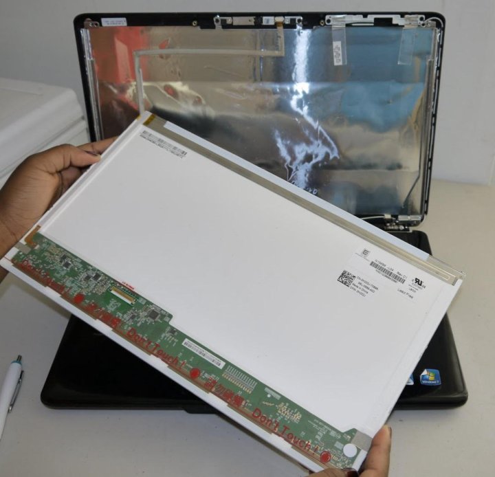 На экране неисправна матрица. Матрица экрана ноутбука. Дисплей ноутбука. Поврежденный дисплей ноутбука. Яркость матрицы ноутбука.