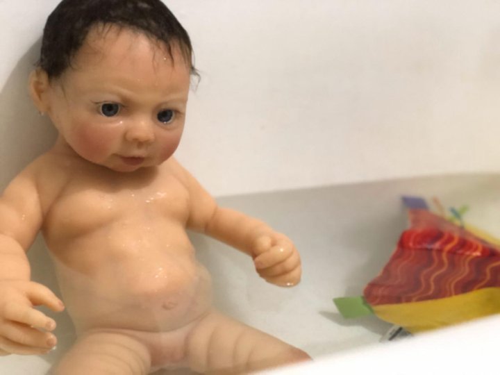 Можно ли мыть реборна. Ухаживание за реборном. Куклы реборн силикон купаются. Реборн яник. Силиконовый реборн девочка.