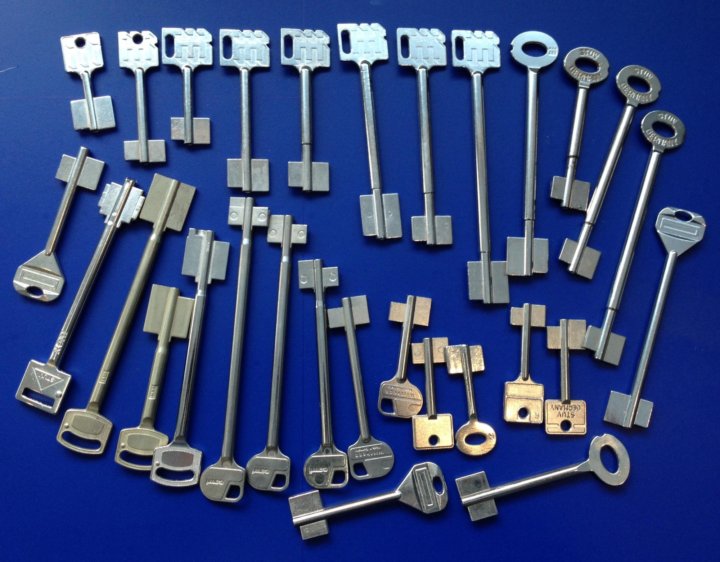 Хранение дубликатов ключей. Мастерская ключей. Название заготовок для ключей. Автоключ 63. Дубликаты ключей воткинск.