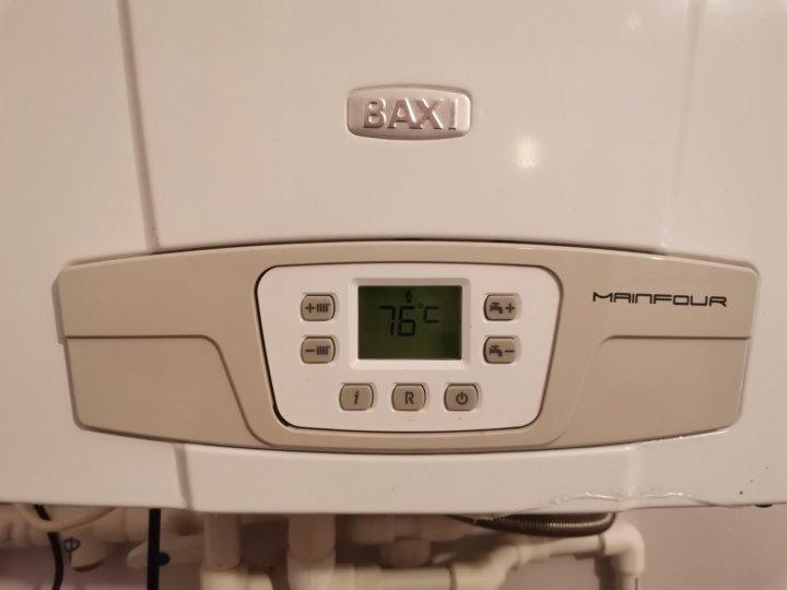 Газовый котел baxi f37. Бакси 240f. Baxi mainfour 240f. Газовый двухконтурный настенный котел Baxi 24 2007 года выпуска фото