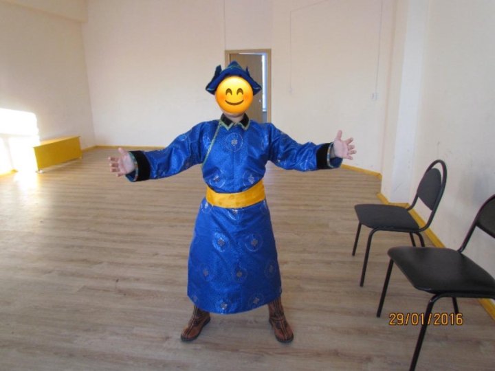 Сергея Зверева нарядили в национальный бурятский костюм