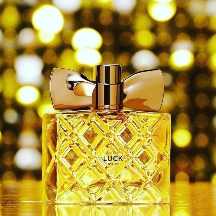 Avon люкс. Luck туалетная вода эйвон. Духи люк эйвон женские желтые. Духи эйвон новогодние. Avon лак аромат.