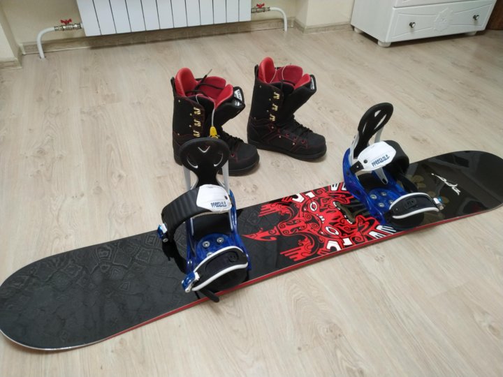 Сноуборд с креплениями и ботинками