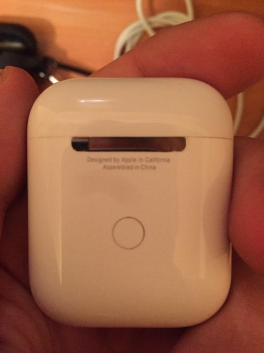 Айрподсы 2 поколения. Кнопки для беспроводных наушников. Airpods кнопка на кейсе. Airpods кнопка на кейсе. Airpods max оптом реплика.