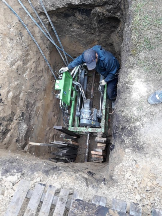 Гнб под канализацию. Локаторщик ГНБ. Мини ГНБ прокол. Прокол под дорогой. Дренаж теплотрассы.