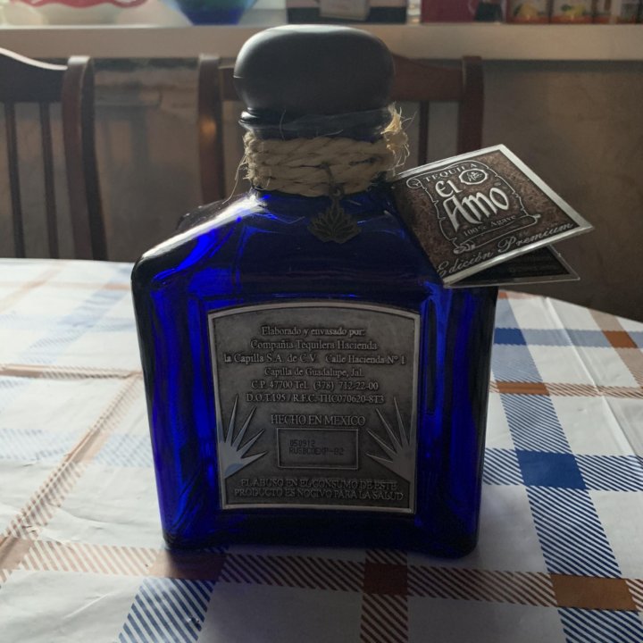 Синяя текила. Текила в голубой бутылке. Текила синяя бутылка. Текила в синей квадратной бутылке. Текила el amo.
