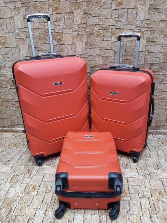 Чемодан samsonite freedom. Чемодан king of king , красный. Где продается чемодан. Пластиковый чемодан. Женщина торгует чемоданы.