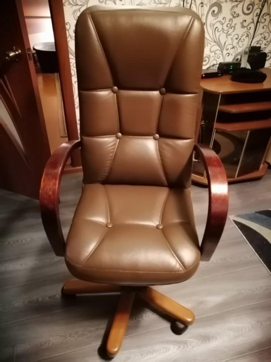 перетяжка тамбов. перетяжка мебели в кирове недорого и качественно. перетянуть мягкий стул. обшивка панели автомобиля кожей. перетяжка стоек автомобиля.