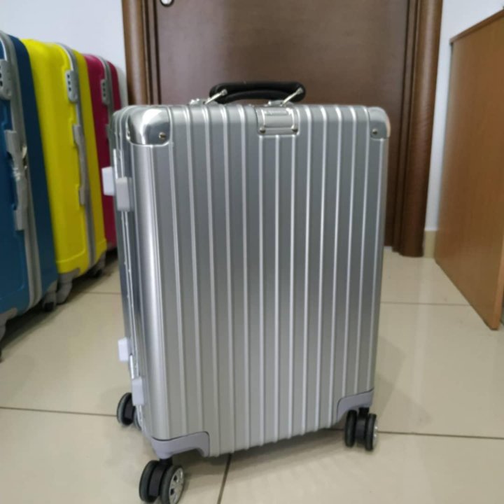 Кейс тюмень. Rimowa чемодан алюминиевый. Алюминиевый чемодан Hertz. Rimowa кейс ручная кладь. Чемодан Rimowa для ручной клади.