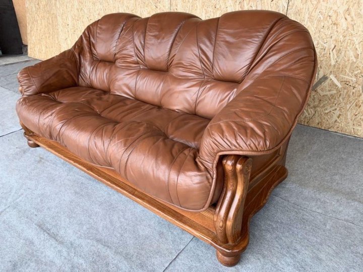 Куплю кожаный диван б у. Коричневый кожаный диван. Комбинированный диваны кожанные. Кожаные диваны из массива дерева. Диван кожаный мебель даром.