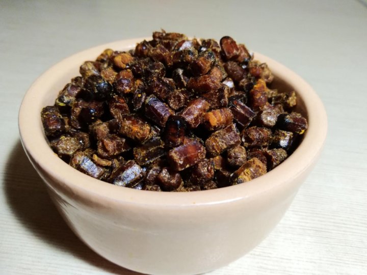 Забрус темный. Пчелиный хлеб перга. Перга осиная. Пчелиный прополис гранулированный. Мед забрус прополис перга.