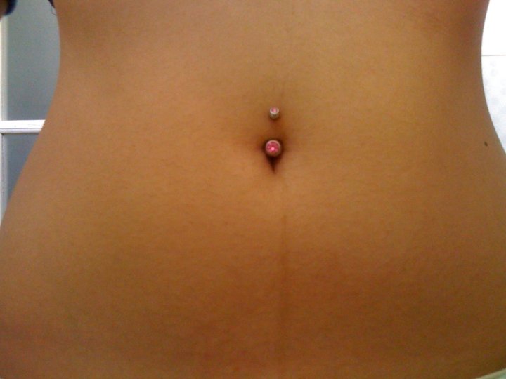 Красивый пупок. Гранулема прокол пупка. Девочка проколола пупок. Девочка проколола пупок. Пирсинг пупка на полненьких.