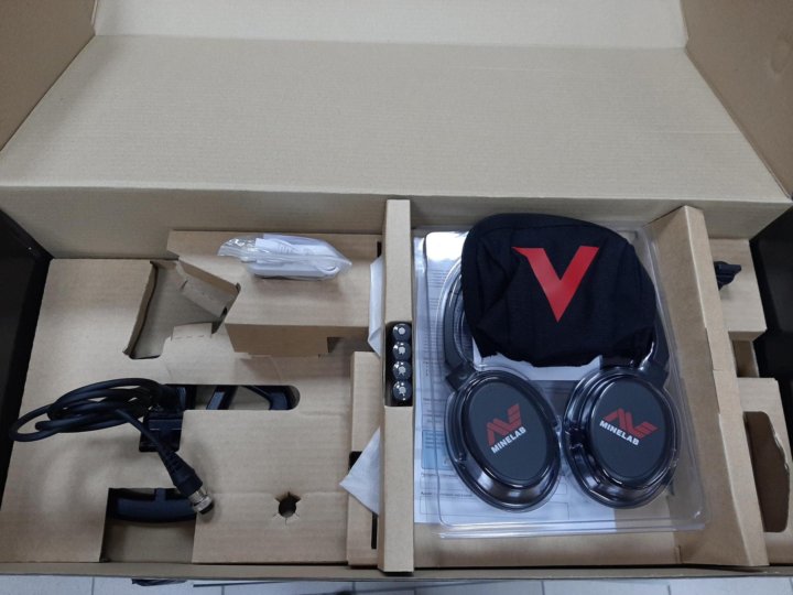 Minelab vanquish 540 pro pack. Minelab Vanquish 440 упаковка. Чехол защитный на блок управления Minelab Vanquish 540/440/340. Наушники для Vanquish 540.