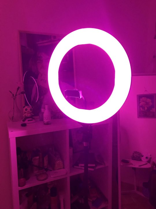 Розовый свет купить. Лампа с розовым светом. Кольцевая лампа с розовым светом. Фиолетовая Кольцевая лампа. Фиолетовый свет на кольцевой лампе.