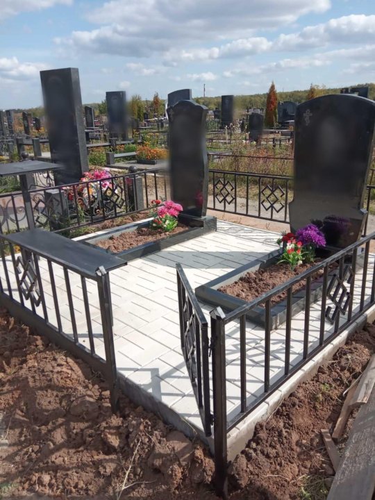 того, недавно клевер в месте захоронения фото тысяч человек