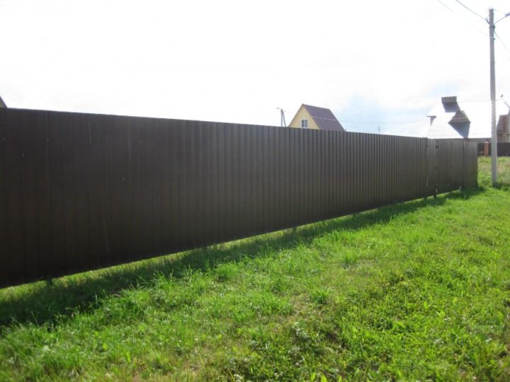 Забор вокруг участка. Комбинированный забор из профнастила. Забор на дачном участке. Забор на участке 10 соток. Забор 25 соток.