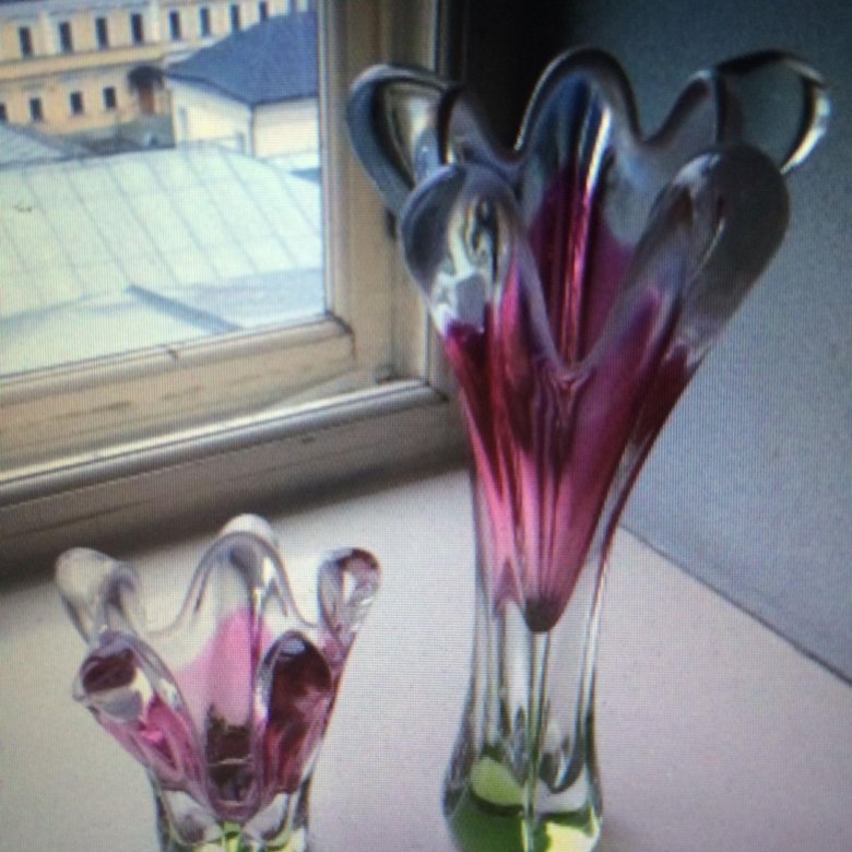 Букет роз в вазе из чешского стекла. Чехия вазы трехцветное стекло. Чешская ваза с фиалками. Чехословацкая ваза синяя объемные цветы. Советская ваза Чехия коричневая.