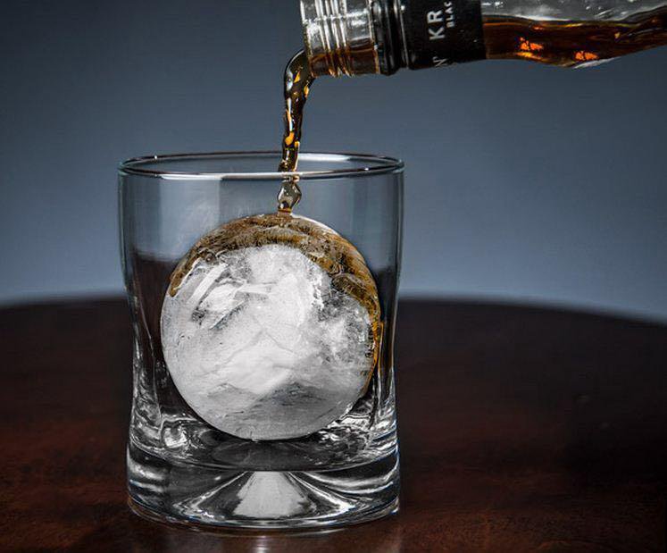 Ice ball. Круглый лед для виски. Ледяной шар для виски. Лед в виде шара. Форма льда для виски шар.