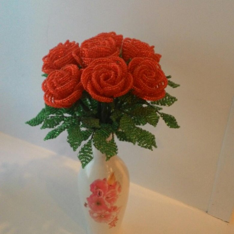 Розы из бисера в вазе фото
