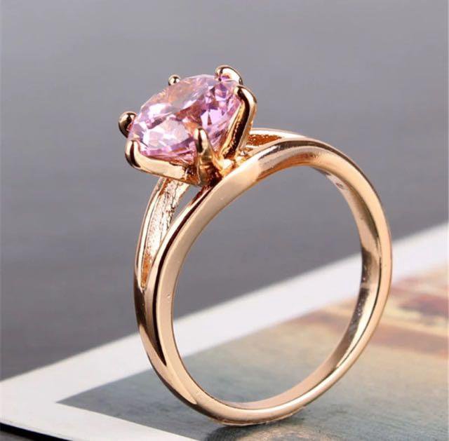 Розовый камень в золотом кольце