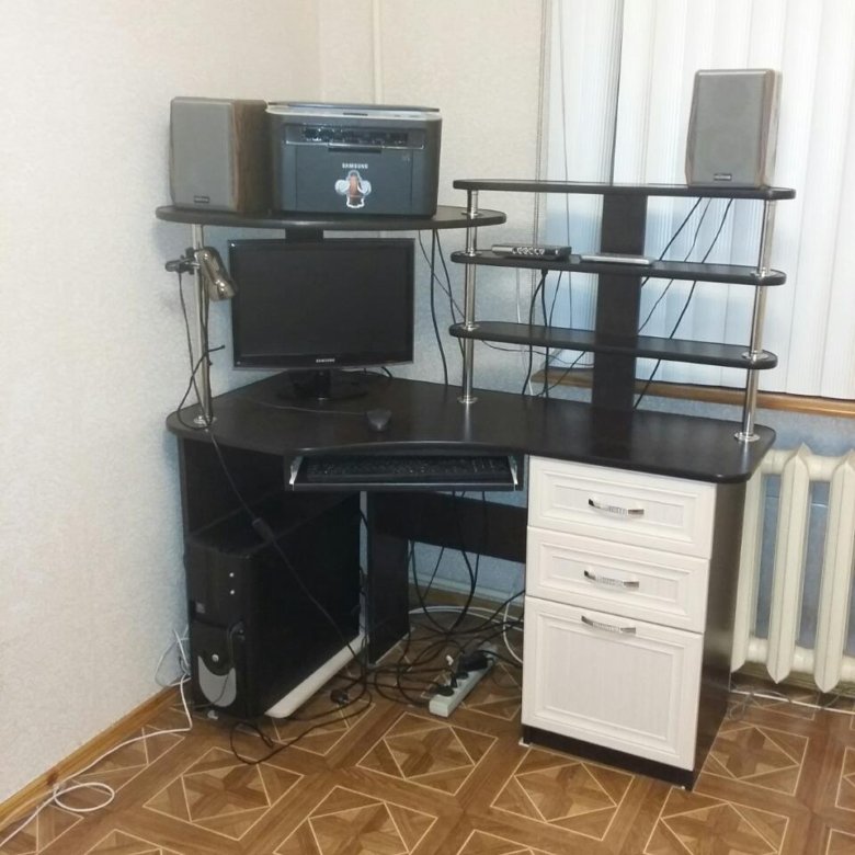 Продажа б у саратов. Комсомольск-на-Амуре компьютерный стол. Компьютерный стол в Саратове. Компьютерный стол для двоих Грозный. Стол для компьютера Саратов.