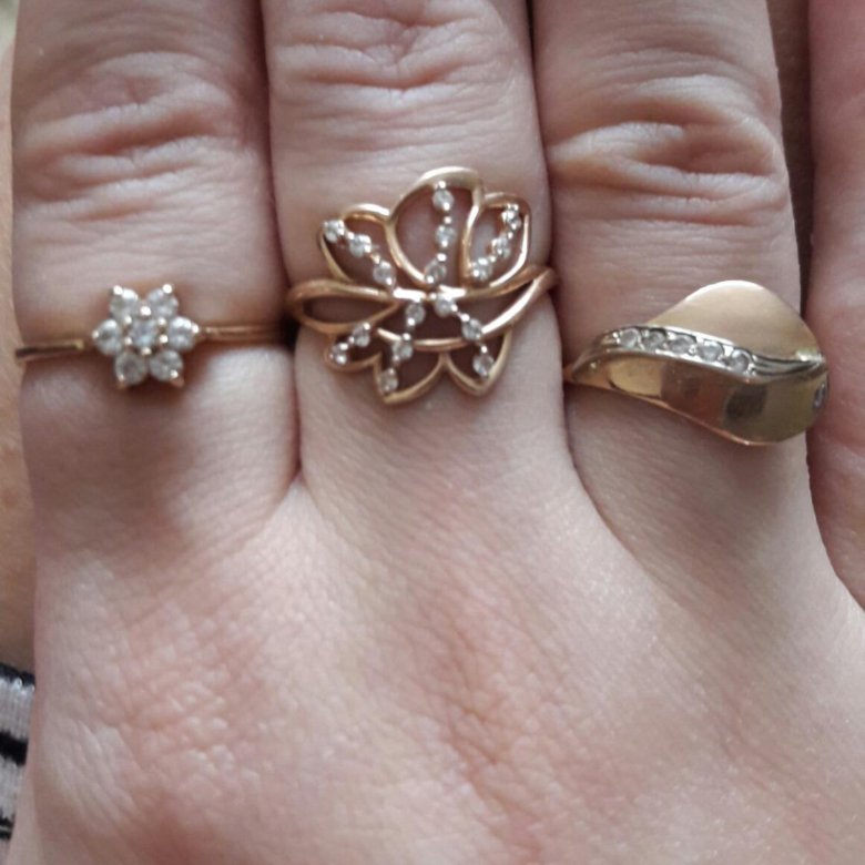 Золотое кольцо бу. Кольцо золотое женское без камней на пальце. Золотое кольцо на руке без камней. Нежные золотые кольца. Золотое кольцо в атде x.