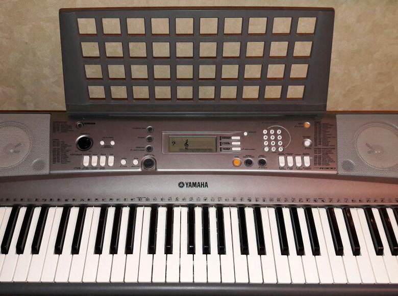 Синтезатор yamaha portatone psr-r300. Yamaha psr-r300 клавиши подписал. Синтезатор psr r300. Синтезатор psr r300. Синтезатор psr r300.
