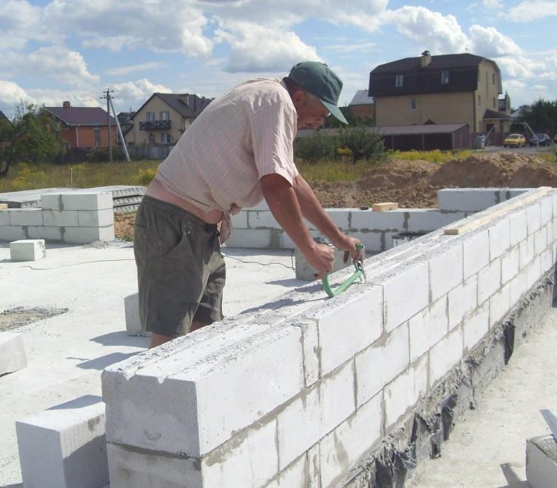 U блоки ютонг 400 мм узел. Как построить из газобетона. Постройка из газобетона. Плиты перекрытия сибит. Садовый домик из газобетонных блоков.
