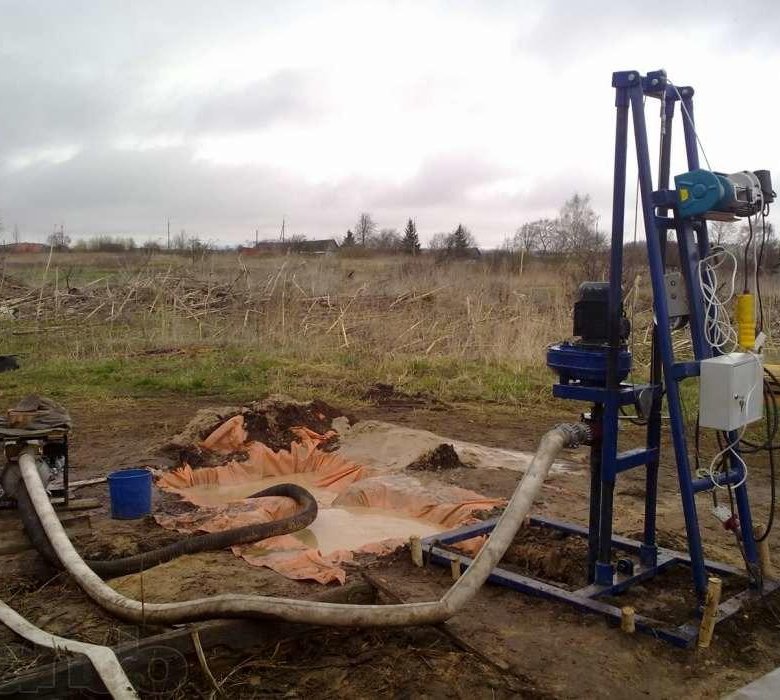 Аквабур скважина. МГБУ В работе. Малогабаритка бурение фото. Фото малогабаритной установки. Бурение малогабаритной установкой фото.